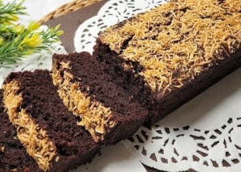 Resep brownis pisang kukus lembut dan manis dengan hanya 1 butir telur. Praktis, enak, dan cocok untuk camilan keluarga. (Sumber foto: Youtube/atha naufal)