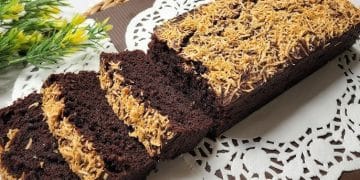 Resep brownis pisang kukus lembut dan manis dengan hanya 1 butir telur. Praktis, enak, dan cocok untuk camilan keluarga. (Sumber foto: Youtube/atha naufal)