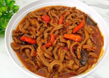 ampilan usus pedas dengan cabai merah melimpah, berwarna merah menggoda dan siap disantap dengan nasi putih. (Sumber: Youtube / ARA KITCHEN)