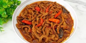 ampilan usus pedas dengan cabai merah melimpah, berwarna merah menggoda dan siap disantap dengan nasi putih. (Sumber: Youtube / ARA KITCHEN)