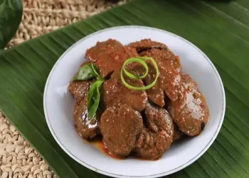 Seporsi semur jengkol khas Betawi dengan kuah kecap gelap dan taburan rempah. (Sumber: iStock/Ika Rahma)