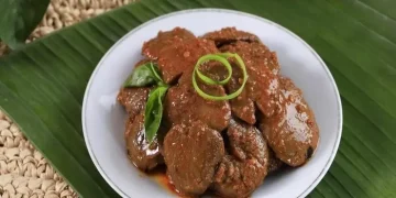 Seporsi semur jengkol khas Betawi dengan kuah kecap gelap dan taburan rempah. (Sumber: iStock/Ika Rahma)