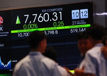 Grafik pergerakan IHSG di papan elektronik menunjukkan ketahanan pasar usai aksi demonstrasi mereda, menandai momen ketika IHSG dan nilai rupiah diuji oleh sentimen global. Foto: Bloomberg