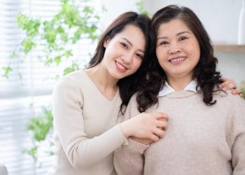 Tidak jarang orangtua tanpa sadar memiliki anak favorit. Simak alasan psikologis di balik fenomena ini dan dampaknya bagi hubungan keluarga. Foto: Freepik