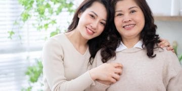 Tidak jarang orangtua tanpa sadar memiliki anak favorit. Simak alasan psikologis di balik fenomena ini dan dampaknya bagi hubungan keluarga. Foto: Freepik