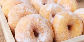 Donat kentang terkenal dengan teksturnya yang empuk, lembut, dan mengenyangkan. Simak resep donat kentang dengan topping jadul cokelat meses, keju parut, dan gula halus. (Sumber: edisiindonesia.id)