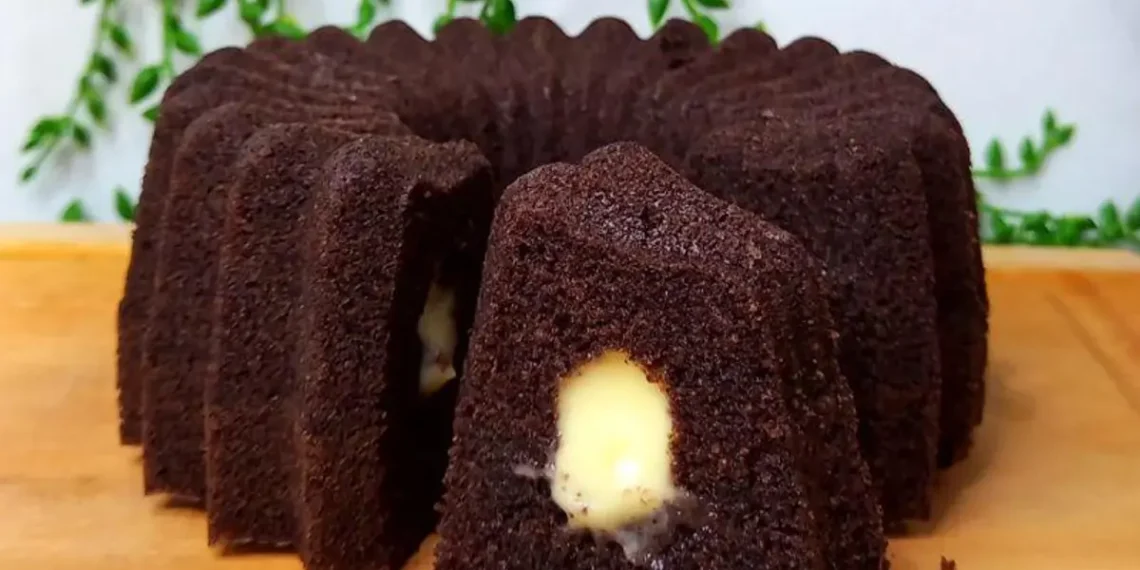 Bolu kukus ketan cokelat dengan isian keju lumer yang menggoda selera. (Sumber: instagram.com/rosela_eli)