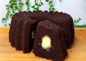 Bolu kukus ketan cokelat dengan isian keju lumer yang menggoda selera. (Sumber: instagram.com/rosela_eli)