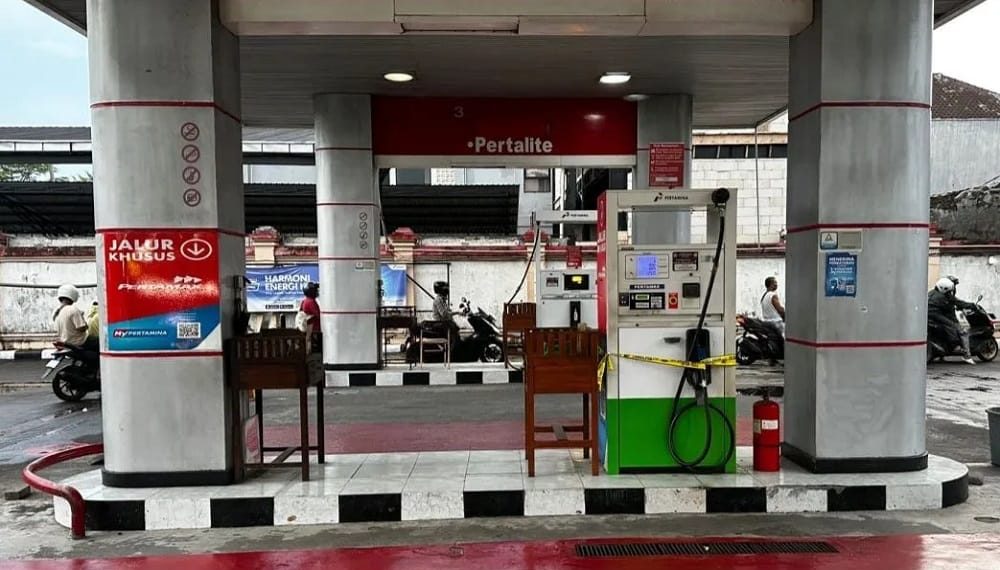 PT Pertamina resmi menurunkan harga beberapa jenis BBM nonsubsidi mulai 1 September 2025, sementara harga BBM subsidi tetap stabil. Cek detail penyesuaian dan dampaknya. Sumber foto: Harian JOGJA via liputan6.com