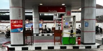 PT Pertamina resmi menurunkan harga beberapa jenis BBM nonsubsidi mulai 1 September 2025, sementara harga BBM subsidi tetap stabil. Cek detail penyesuaian dan dampaknya. Sumber foto: Harian JOGJA via liputan6.com