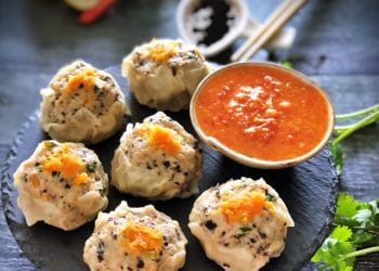 Beberapa siomay kukus beserta saus pedas di samping — tampilan hangat dan menggugah selera. (Sumber: monicaisinthekitchen.wordpress.com)