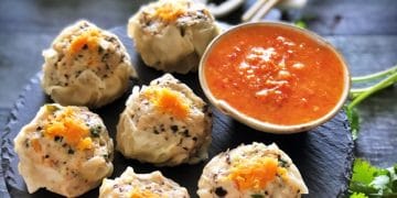 Beberapa siomay kukus beserta saus pedas di samping — tampilan hangat dan menggugah selera. (Sumber: monicaisinthekitchen.wordpress.com)