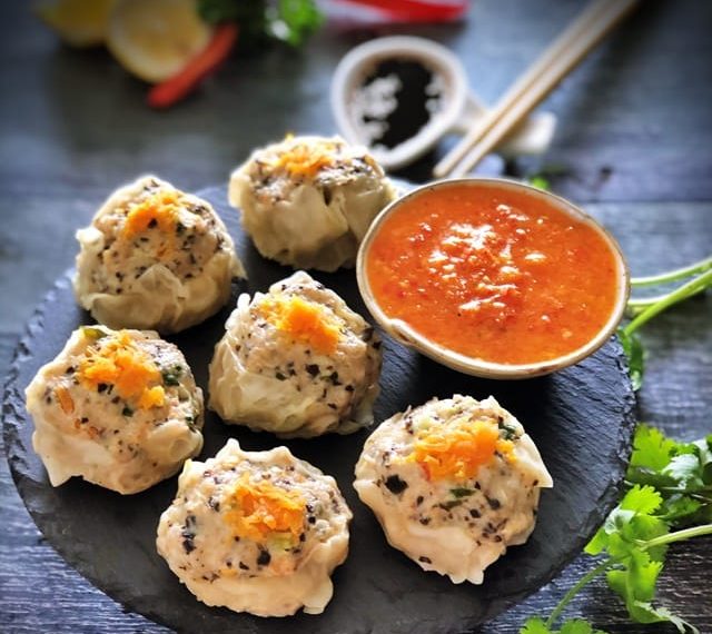 Beberapa siomay kukus beserta saus pedas di samping — tampilan hangat dan menggugah selera. (Sumber: monicaisinthekitchen.wordpress.com)