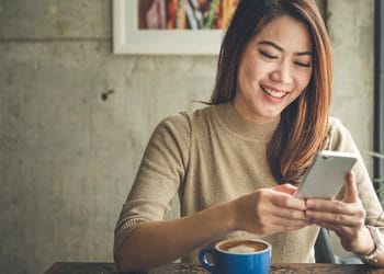 Ilustrasi pengguna media sosial (Ilustrasi medsos mengacu pada perangkat digital dan aplikasi). (Sumber: Halodoc)