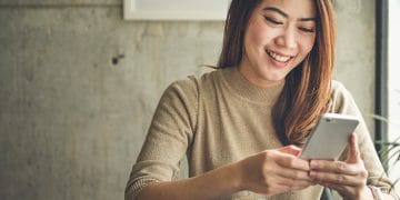 Ilustrasi pengguna media sosial (Ilustrasi medsos mengacu pada perangkat digital dan aplikasi). (Sumber: Halodoc)