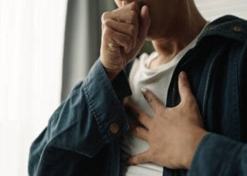 Temukan 10 cara alami dan aman untuk meredakan batuk, dari madu, cairan hangat, hingga rempah herbal. Ideal untuk mengurangi gejala batuk tanpa langsung bergantung pada obat kimia. Foto: iStock
