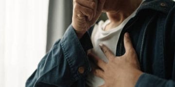 Temukan 10 cara alami dan aman untuk meredakan batuk, dari madu, cairan hangat, hingga rempah herbal. Ideal untuk mengurangi gejala batuk tanpa langsung bergantung pada obat kimia. Foto: iStock