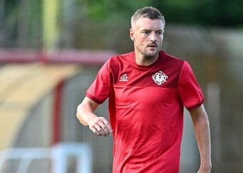 Jamie Vardy mengenakan seragam Cremonese dan berjalan di lapangan pada sesi perkenalan resmi sebagai pemain baru klub Italia. (Sumber: Getty Images)