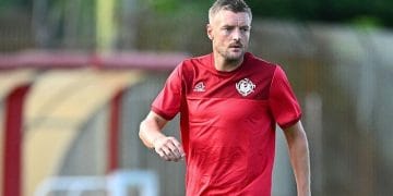 Jamie Vardy mengenakan seragam Cremonese dan berjalan di lapangan pada sesi perkenalan resmi sebagai pemain baru klub Italia. (Sumber: Getty Images)