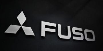 Mitsubishi Fuso mengingatkan persaingan pasar truk terancam tidak sehat karena maraknya truk impor China yang belum patuhi regulasi emisi dan standar lokal. (Sumber: AFP/CHARLY TRIBALLEAU Via CNN Indonesia)