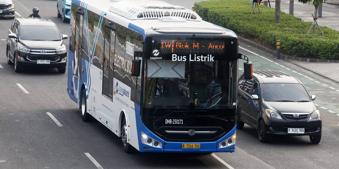 Bus TransJakarta sedang melintas di jalur khusus di Jakarta, menggambarkan layanan transportasi yang kembali berjalan. (Sumber: Beritanasional/Oke Atmaja)