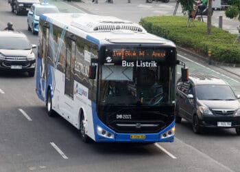Bus TransJakarta sedang melintas di jalur khusus di Jakarta, menggambarkan layanan transportasi yang kembali berjalan. (Sumber: Beritanasional/Oke Atmaja)
