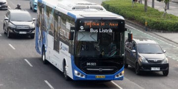 Bus TransJakarta sedang melintas di jalur khusus di Jakarta, menggambarkan layanan transportasi yang kembali berjalan. (Sumber: Beritanasional/Oke Atmaja)