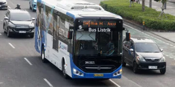 Bus TransJakarta sedang melintas di jalur khusus di Jakarta, menggambarkan layanan transportasi yang kembali berjalan. (Sumber: Beritanasional/Oke Atmaja)