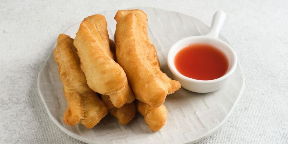 Cara membuat cakue yang empuk, renyah di luar, dan mengembang sempurna. Resep sederhana dengan bahan mudah, cocok untuk camilan atau ide jualan. (Sumber: yoona.id)