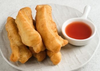 Cara membuat cakue yang empuk, renyah di luar, dan mengembang sempurna. Resep sederhana dengan bahan mudah, cocok untuk camilan atau ide jualan. (Sumber: yoona.id)