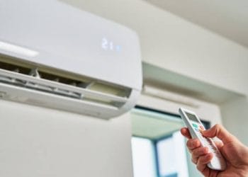 Ilustrasi penggunaan AC di ruangan rumah. (Sumber foto: selka.id)