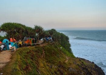 Nikmati Puncak Guha Garut: tebing laut dramatis, spot sunrise-sunset menawan, area camping asyik, dan panorama alam Garut selatan yang mempesona. Foto: travel.detik.com