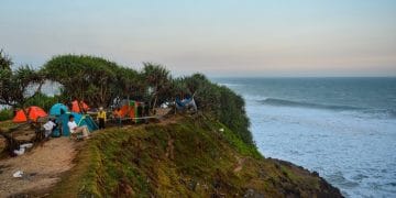 Nikmati Puncak Guha Garut: tebing laut dramatis, spot sunrise-sunset menawan, area camping asyik, dan panorama alam Garut selatan yang mempesona. Foto: travel.detik.com