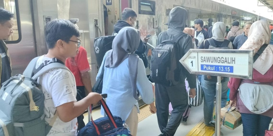 Penumpang antre pembelian tiket kereta api di loket stasiun (Ilustrasi aktivitas kereta api). (Sumber: nesiatimes.com