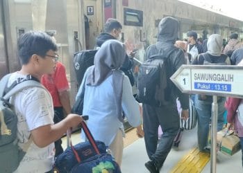 Penumpang antre pembelian tiket kereta api di loket stasiun (Ilustrasi aktivitas kereta api). (Sumber: nesiatimes.com