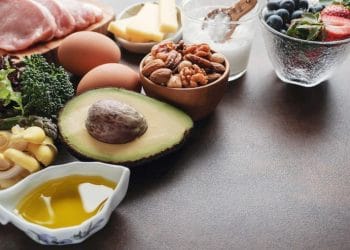 Studi pada tikus menunjukkan diet keto membantu menurunkan berat badan tapi dapat meningkatkan kolesterol, menyebabkan fatty liver, dan mengganggu regulasi gula darah. Pertimbangkan risiko jika digunakan jangka panjang. Foto: Freepik