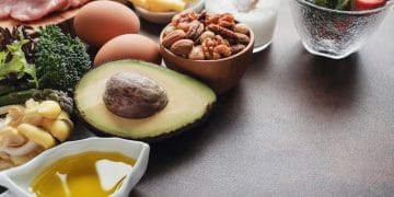 Studi pada tikus menunjukkan diet keto membantu menurunkan berat badan tapi dapat meningkatkan kolesterol, menyebabkan fatty liver, dan mengganggu regulasi gula darah. Pertimbangkan risiko jika digunakan jangka panjang. Foto: Freepik