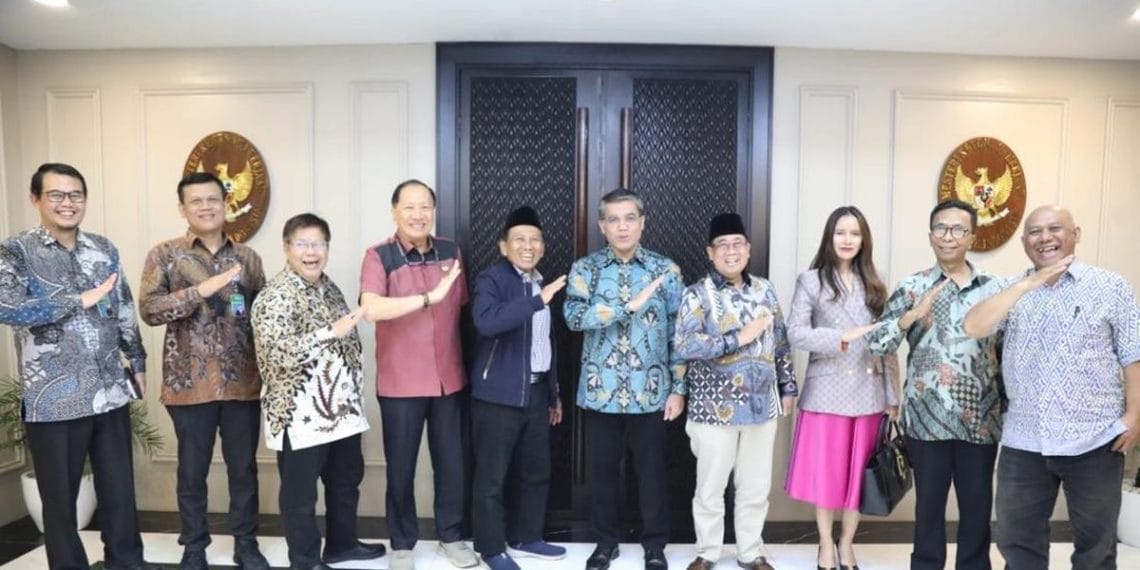 Menteri Ketenagakerjaan Yassierli bersama pihak DNIKS dan Kemensos dalam audiensi terkait peningkatan akses kerja bagi penyandang disabilitas. Sumber: detikNews