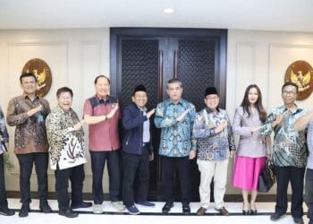 Menteri Ketenagakerjaan Yassierli bersama pihak DNIKS dan Kemensos dalam audiensi terkait peningkatan akses kerja bagi penyandang disabilitas. Sumber: detikNews