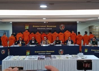 Para tersangka kasus penculikan dan pembunuhan kepala cabang bank saat konferensi pers di Polda Metro Jaya (Sumber: Wildan/detikcom)