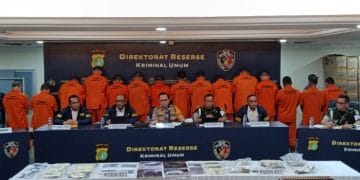 Para tersangka kasus penculikan dan pembunuhan kepala cabang bank saat konferensi pers di Polda Metro Jaya (Sumber: Wildan/detikcom)