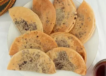 Kue leker tipis dengan topping pisang dan cokelat, camilan sederhana yang digemari semua kalangan. (Sumber: JAWAPOS)