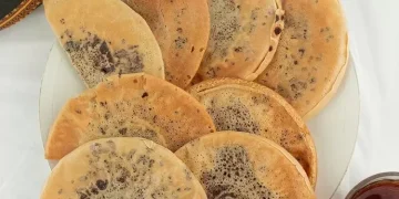 Kue leker tipis dengan topping pisang dan cokelat, camilan sederhana yang digemari semua kalangan. (Sumber: JAWAPOS)