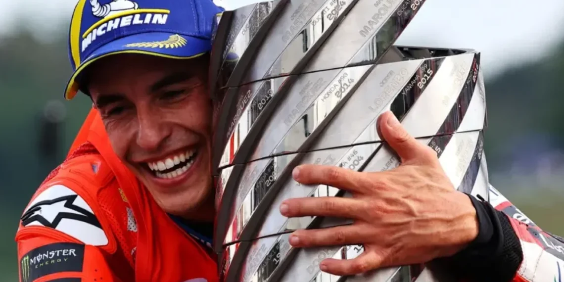 Marc Marquez melakukan selebrasi setelah meraih gelar juara dunia di sirkuit. (Sumber: Reuters)