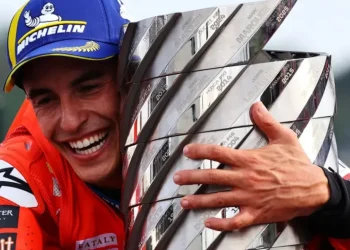 Marc Marquez melakukan selebrasi setelah meraih gelar juara dunia di sirkuit. (Sumber: Reuters)