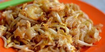 Resep kwetiau goreng spesial dengan udang, telur bebek, dan lapchiong ayam. Gurih, lezat, dan mudah dibuat di rumah. (Sumber: istock)