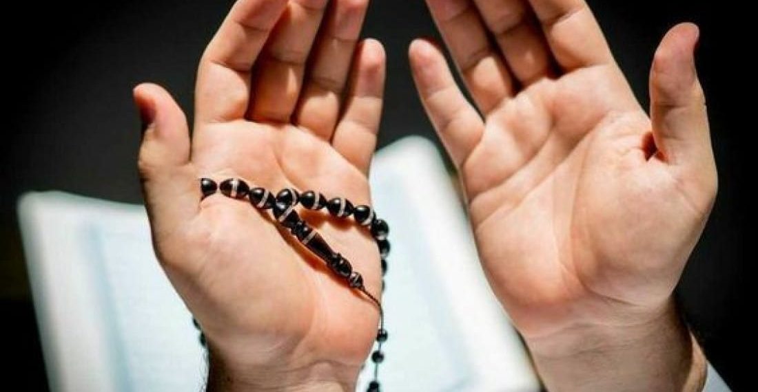 Doa memiliki kekuatan besar dalam Islam. Pelajari bagaimana doa dapat memengaruhi takdir muallaq, peran ikhtiar, dan rahasia ilahi di balik ketentuan Allah SWT. (Sumber: sarungatlas.co.id)