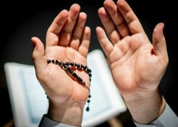 Doa memiliki kekuatan besar dalam Islam. Pelajari bagaimana doa dapat memengaruhi takdir muallaq, peran ikhtiar, dan rahasia ilahi di balik ketentuan Allah SWT. (Sumber: sarungatlas.co.id)