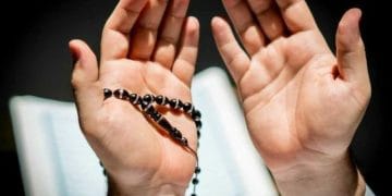 Doa memiliki kekuatan besar dalam Islam. Pelajari bagaimana doa dapat memengaruhi takdir muallaq, peran ikhtiar, dan rahasia ilahi di balik ketentuan Allah SWT. (Sumber: sarungatlas.co.id)