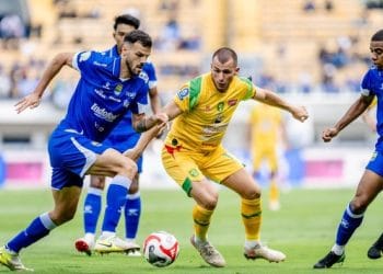 Momen laga Persib Bandung kontra Persebaya Surabaya di Stadion Gelora Bandung Lautan Api (GBLA). (Sumber: Persebaya via Detik.com)